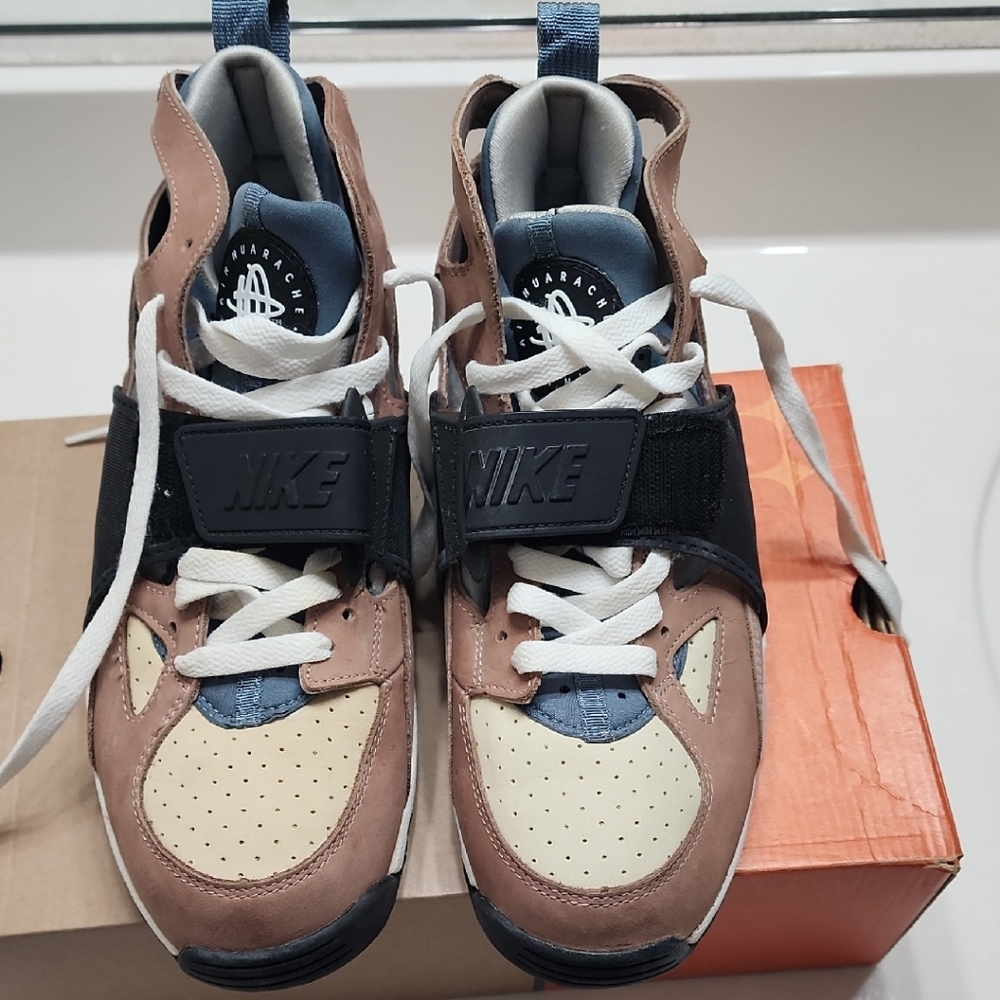 Nike Brown and Cream Sneakers Modern Athletic Design